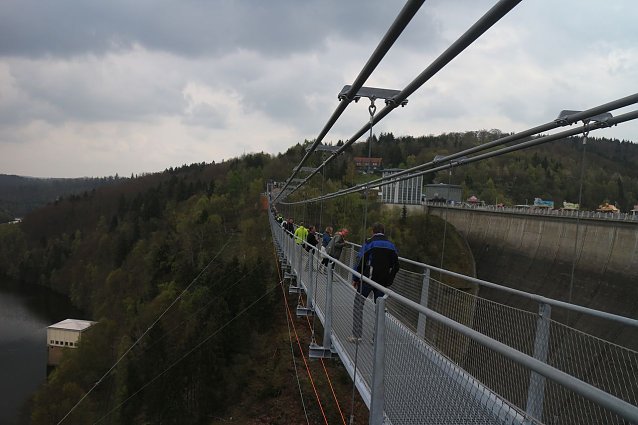 Bild: Titan RT - im Harz wurde heute die l&auml;ngste Fu&szlig;g&auml;ngerh&auml;ngebr&uuml;cke der Welt er&ouml;ffnet