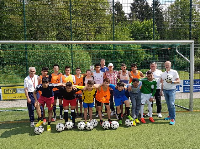 Bild: Ballpaket &uuml;bergeben