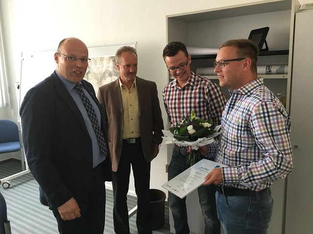 Bild: Marcus D&uuml;sel (rechts) bekommt von den Vertretern der Th&uuml;ringer  Energie- und GreenTech Agentur, Thomas Wahlbuhl und Hannes Vierke (2.v.r.),  sein Zertifikat &uuml;berreicht. B&uuml;rgermeister Marko Grosa (links) gratuliert.  