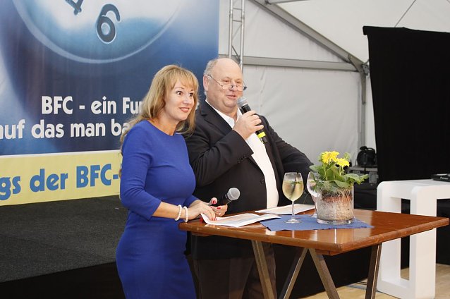 Bild: Schulleiterin Sylvia Gerl und Vorstandsvorsitzender Helmut Peter bescheinigten den 101 Absolventen: Ihr wart spitze!