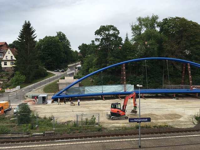 Bild: Neue Br&uuml;cke vor Montage