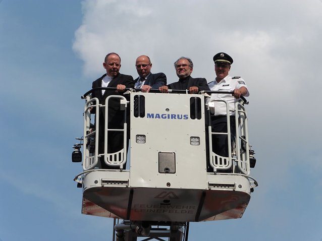 Bild: Bischof Ulrich Neymeyr, B&uuml;rgermeister Marko Grosa, Pfarrer Gregor Arndt, Polizeidirektor Detlev Schum
