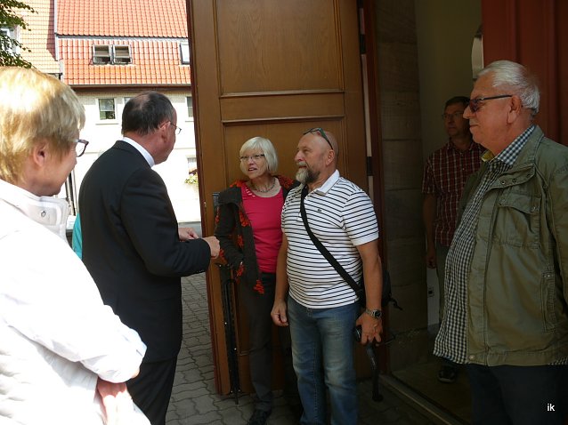 Bild: Vor der Kirche im Gespr&auml;ch