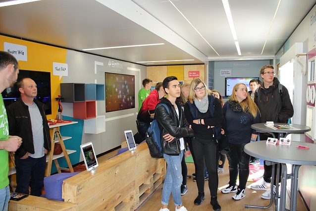 Bild:   Berufsfachsch&uuml;ler der SBBS Eichsfeld schauen sich die Musterwand im Brillux-Truck an
