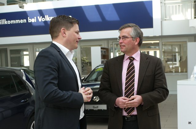 Bild: Sascha Albertsmeyer (li) im Gespr&auml;ch mit Carsten Frob&ouml;se