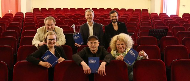 Bild: v.l.: Daniela Bethge, Michael Helmrath, die Intendanten Daniel Klajner und Steffen Menschling sowie Ivan Alboresi und Annette Leistenschneider