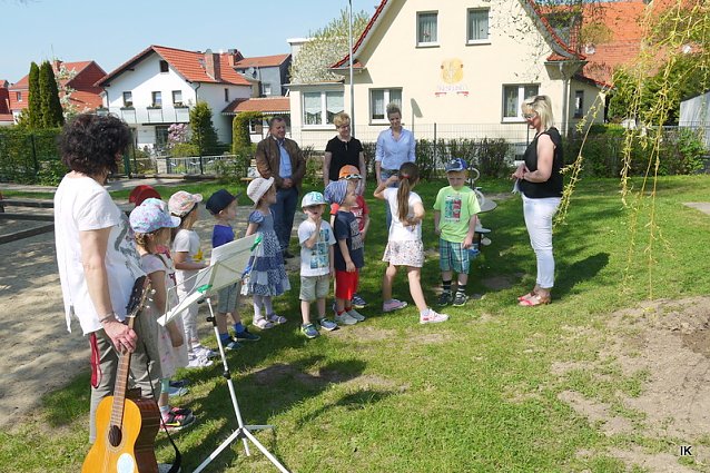 Bild: Kinder begr&uuml;&szlig;en die G&auml;ste