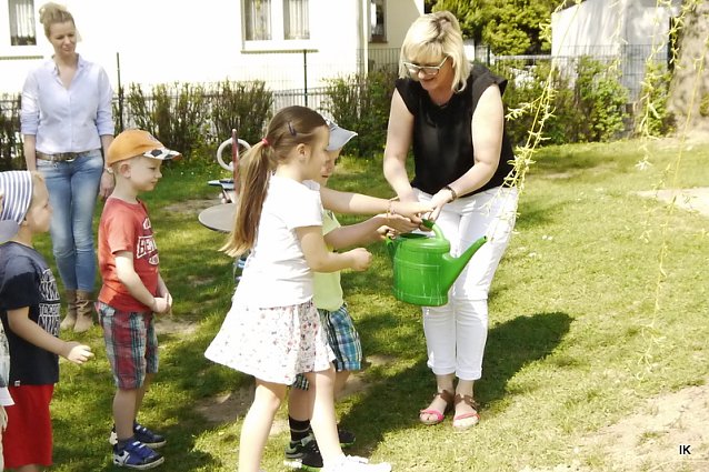 Bild: Kinder beim Gie&szlig;en
