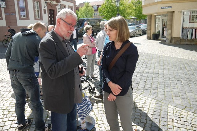 Bild: Ilka Raabe im Gespr&auml;ch mit Werner L&ouml;we