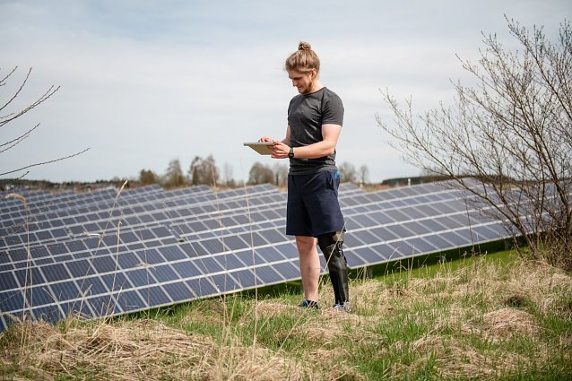 Bild: David, 24, ist begeistert von der Technik des neuen C-Brace