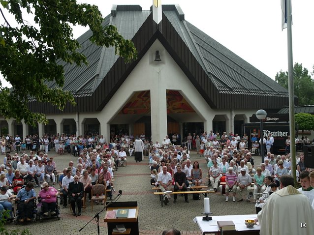 Bild: beim Gottesdienst