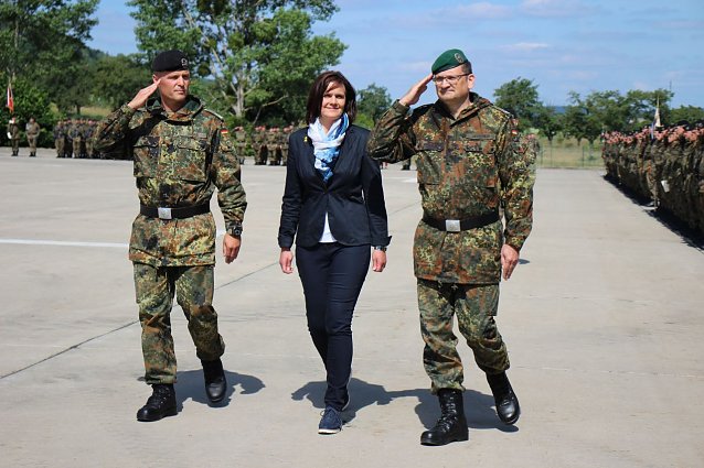 Bild: Einheiten der Bundeswehr verabschiedet