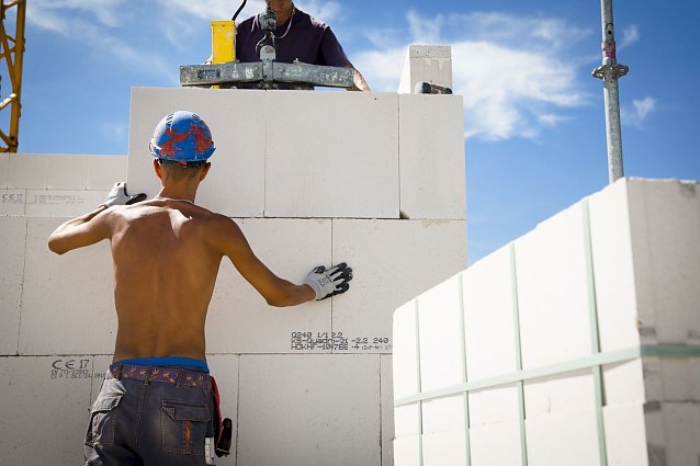 Bild: Besondere Vorsicht sei zur Mittagszeit geboten: Zwischen 12 und 14 Uhr sollte der Gro&szlig;teil der Arbeiten in den Schatten verlegt werden. 