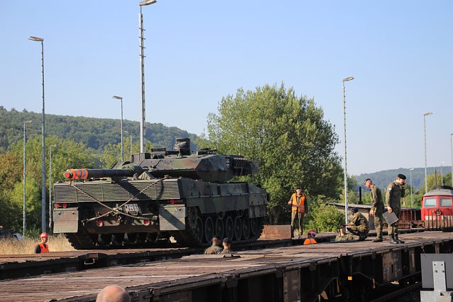 Bild: Panzer in Richtung Litauen verladen