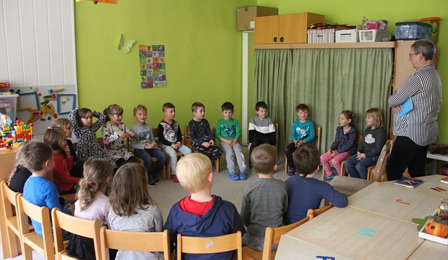Bild: Vorlesen bei Junioren und Senioren