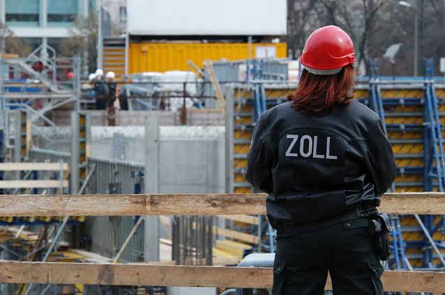 Bild: Zollkontrolle auf dem Bau