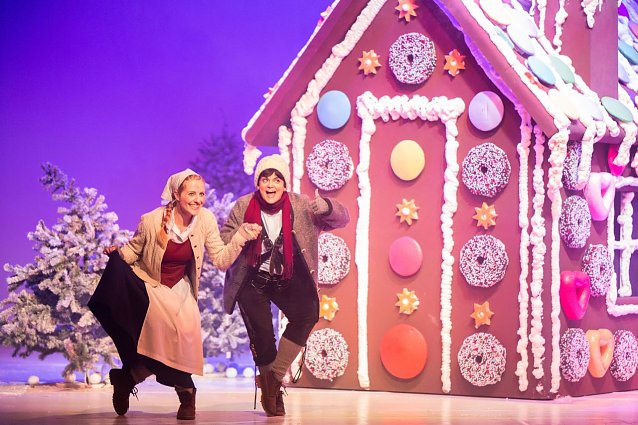 Bild: Amelie Petrich (Gretel), Carolin Schumann (H&auml;nsel)