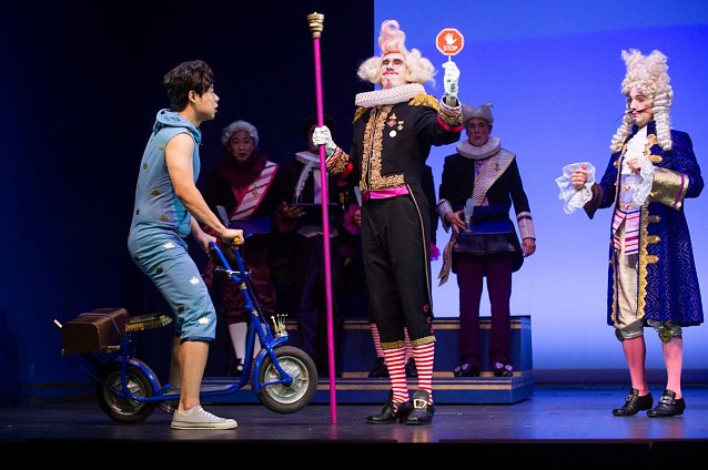 Bild: v. li. Kyounghan Seo (Le Prince Charmant), Rastislav Lalinsk&yacute; (Zeremonienmeister), Marian Kalus (Le Doyen)