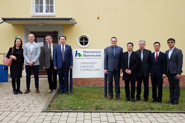 Bild: Hochschulpr&auml;sident Prof. Dr. J&ouml;rg Wagner begr&uuml;&szlig;t chinesische Delegation
