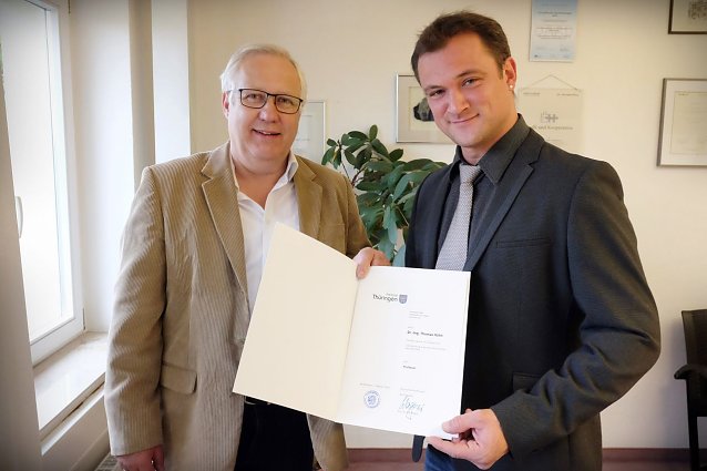 Bild: Der Vizepr&auml;sident f&uuml;r Studium und Lehre, Prof. Dr. Helmut Tilp, &uuml;bergibt die Ernennungsurkunde an Prof. Dr.-Ing. Thomas H&uuml;hn (rechts)