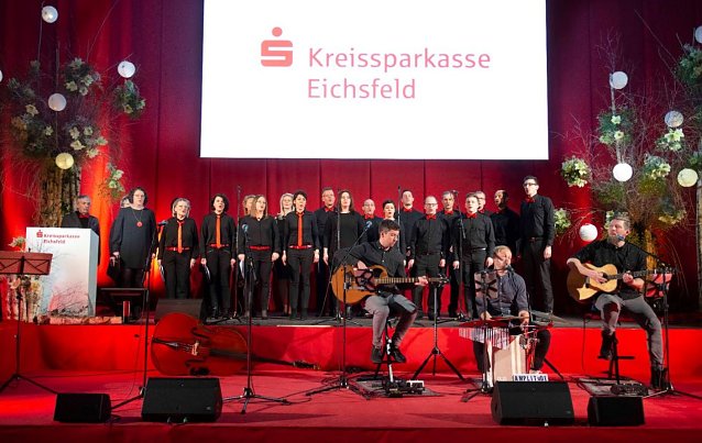 Bild: Chor und Band