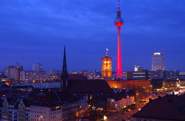 Bild: Fernsehturm im roten Licht als Achtungszeichen