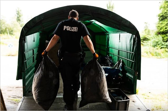 Bild: 200 Polizeibeamte waren im Einsatz. Sie fanden Material, dass mehrere LKW f&uuml;llte.