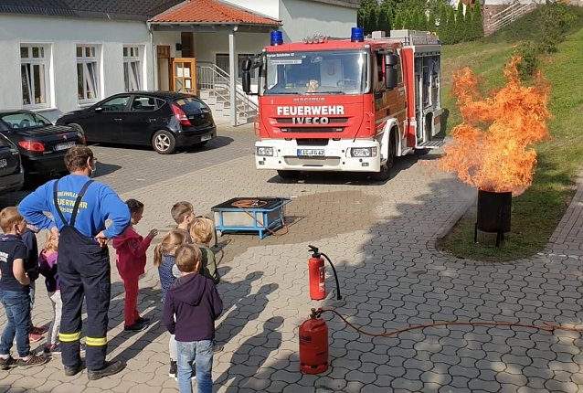 Bild: Vorf&uuml;hrung der Feuerwehr