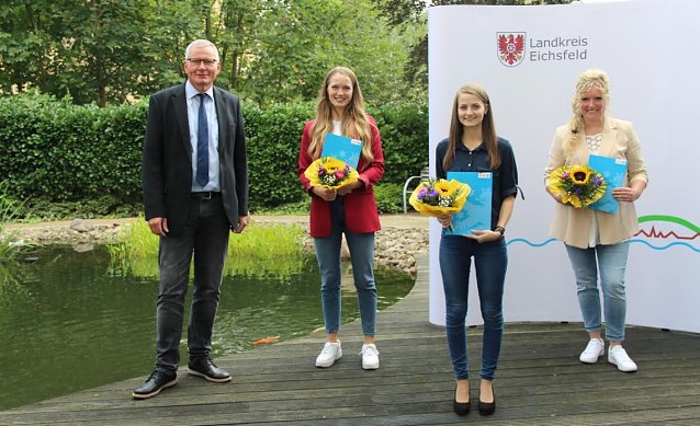 Bild: Hauptamtsleiter Thomas Richter, Theresia Weidemann, Lena Kallmeyer und Nicole Lehmann 