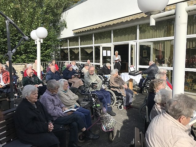 Bild: Gottesdienst im Freien