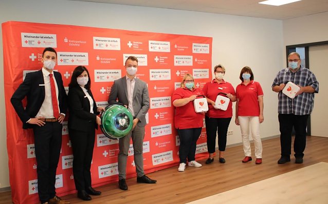 Bild: Kreissparkasse &uuml;bergab f&uuml;nf weitere Defibrillatoren an das DRK im Eichsfeld