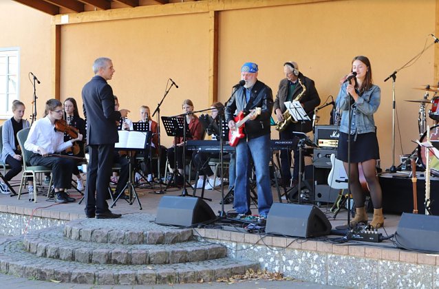 Bild: Musiksch&uuml;ler und Band auf der B&uuml;hne