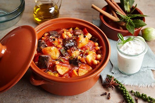 Bild: Die farbenreichen orientalischen Kartoffeln mit Kichererbsen, Auberginen und Joghurtso&szlig;e passen perfekt zu den bunt gef&auml;rbten Bl&auml;ttern des Herbstes