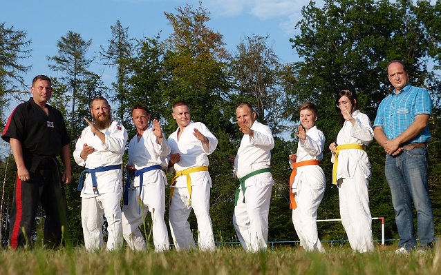 Bild: v.l.n.r.: Domenic Hesse (Trainer, 4. Dan), Michael Engelmann, Maik Gr&ouml;bing, Ronald Bunk, Ralf Kletschka, Fiona Kletschka, Janine Demme, Joachim Retzek (Trainer, 8. Dan)