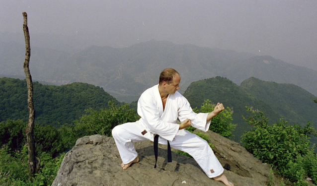 Bild: Joachim Retzek mit Blocktechnik in den Bergen von Shaolin