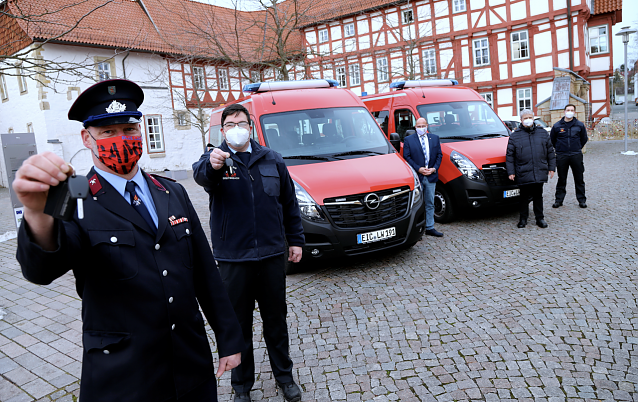 Bild: Mathias Iseke und Dominik Dietrich (vorn von links) vor ihren neuen Einsatzfahrzeugen. Die Schl&uuml;ssel dazu gab es von B&uuml;rgermeister Marko Grosa und Ordnungsamtschef G&uuml;nther Fiedler