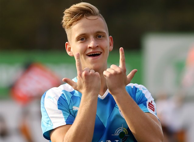 Bild: Leon G&uuml;mpel beim Torjubel in Gera