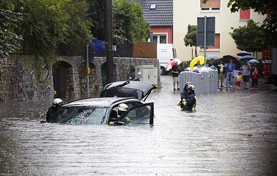 Bild: F&uuml;r Hochwassersch&auml;den ist die Teil- oder die Vollkaskoversicherung zust&auml;ndig.