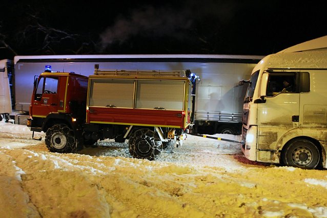 Bild: Lkw-Bergung besch&auml;ftigt Feuerwehr - Acht Lkw im hohen Schnee festgefahren Posteingang