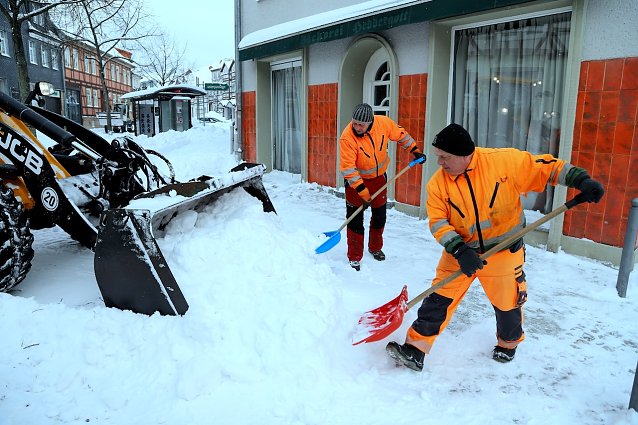 Bild: Unerm&uuml;dlich im Einsatz: Mitarbeiter des Winterdienstes