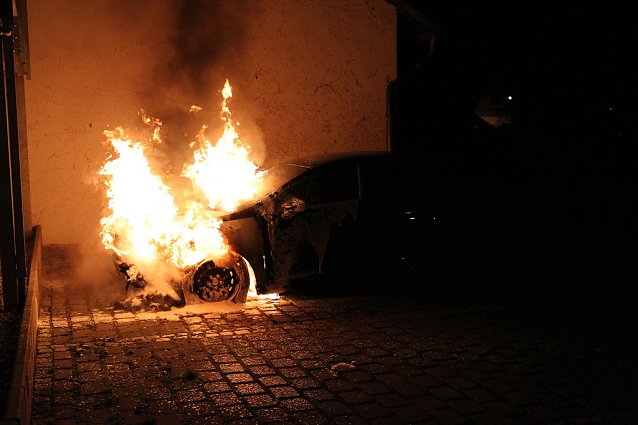 Bild: Brennendes Auto direkt am Landratsamt