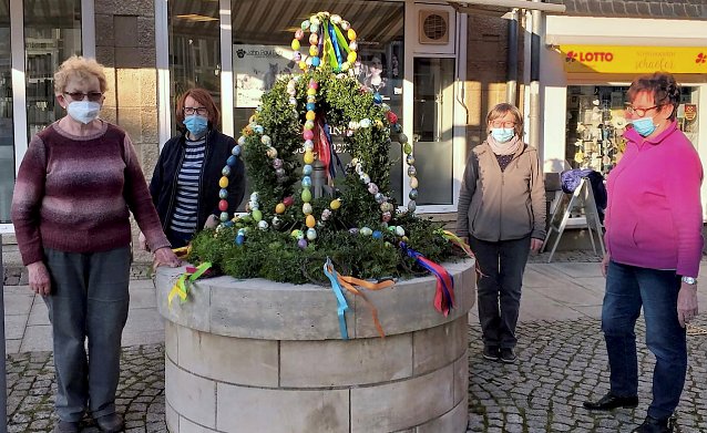 Bild: Die Landfrauen schm&uuml;cken den Brunnen