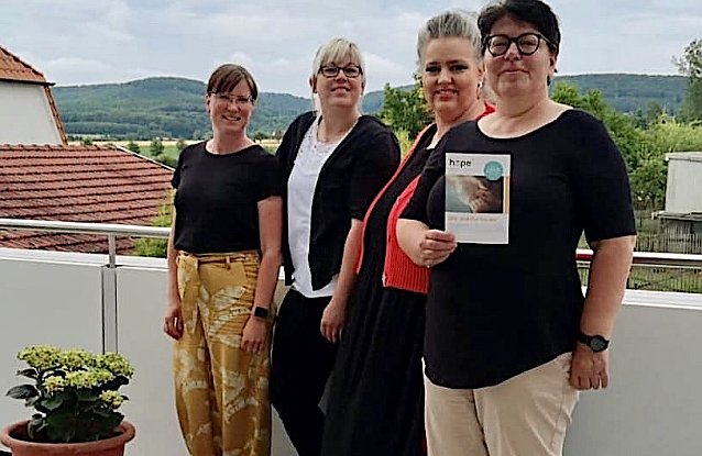 Bild: Das Team des Caf&eacute; hope in Brikungen