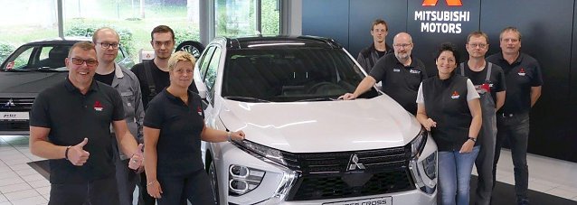 Bild: Verkaufsleiter Jens Kupfer ist stolz auf seine Mannschaft und das Triple, zu den 30 besten Mitsubishi-H&auml;ndlern Deutschlands zu geh&ouml;ren. Im Bild von links nach rechts: Jens Kupfer, Tim Wiemann, Bj&ouml;rn Husung, Sandra Lungershausen, Markus Nehrlich, Michael St&ouml;be, Manuela Rexroth, Sven T&ouml;le und Dirk Wolf.  