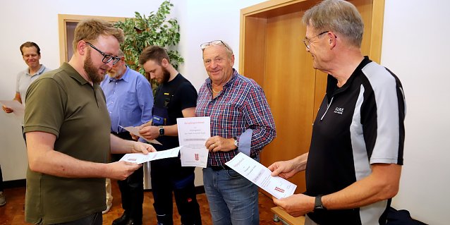 Bild: &Ouml;TK-Mitarbeiter Matthias Fahrig &uuml;berreichte den naturbegeisterten Ehrenamtlern ihre Ernennungsurkunden