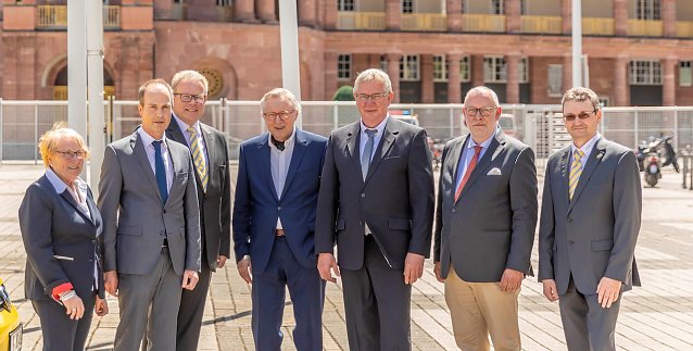 Bild: Der Gesamtvorstand des ADAC Hessen-Th&uuml;ringen, v.l.n.r.: Gisela Warminsky, f&uuml;r den Ortsclub-Bereich Hessen, J&uuml;rgen Lachner, f&uuml;r Verkehr, Umwelt und Technik, Ren&egrave; Burkard, f&uuml;r Motorsport, Claus-O. Herzig, stellv. Vorsitzender und Finanzen, Wolfgang Wagner-Sachs, Vorsitzender, Dr. Hilmar Siebert, f&uuml;r FreizeitReise und Tourismus, Ralf K&auml;rger, Vorstandsmitglied f&uuml;r den Ortsclub-Bereich Th&uuml;ringen