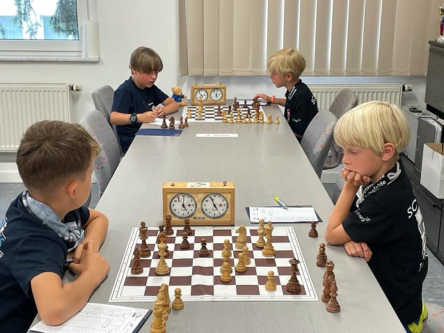 Bild: Die beiden j&uuml;ngsten Leinefelder Spieler (U8!), Jonathan Meitzner (hinten) und Jonas L&ouml;ffelholz (vorn) im Spiel gegen Stadtilm