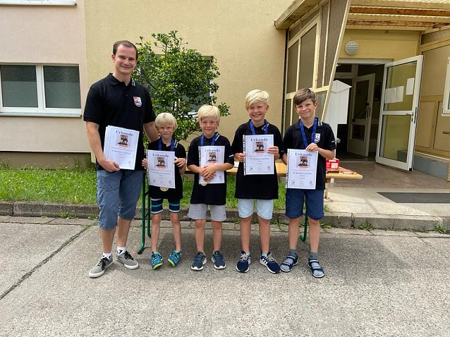Bild: v.l.n.r.: Mannschaftsleiter Christian L&ouml;ffelholz, Jonas L&ouml;ffelholz (Brett 4), Jonathan Meitzner (Brett 3), Johan Meitzner (Brett 2) und Simon L&ouml;ffelholz (Brett 1)