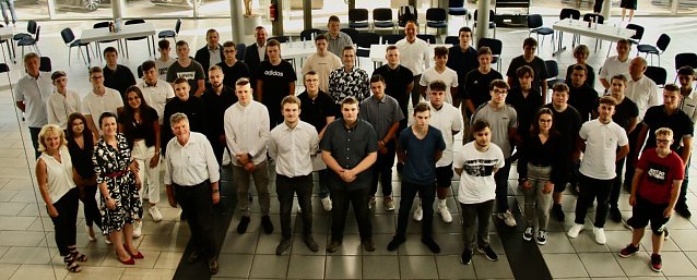 Bild: 40 neue Azubis begr&uuml;&szlig;te man heute bei der Autohaus Peter Gruppe