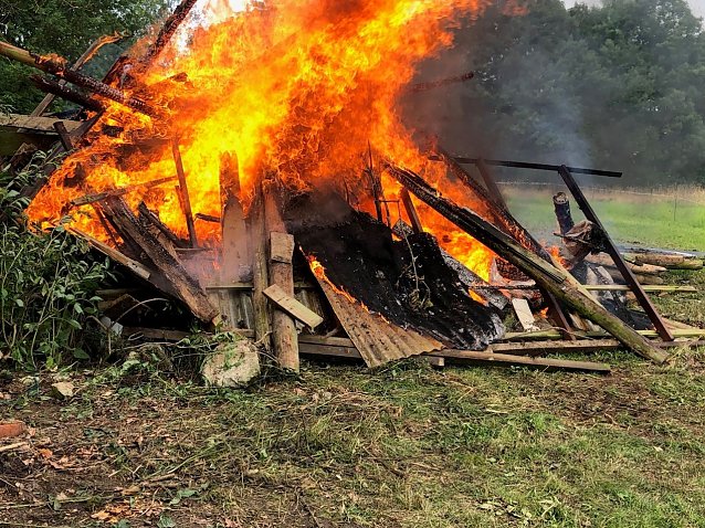 Bild: Wellblechpappe und lackiertes Holz abgebrannt